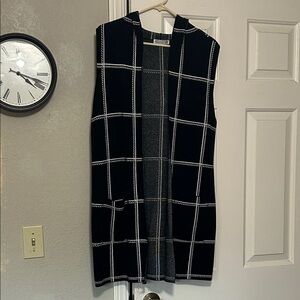 Hooded Sweater Vest with Pockets Has Pockets